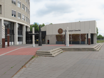 915014 Gezicht op de entree van het bestuursgebouw van de Universiteit Utrecht (Heidelberglaan 8) op het Utrecht ...